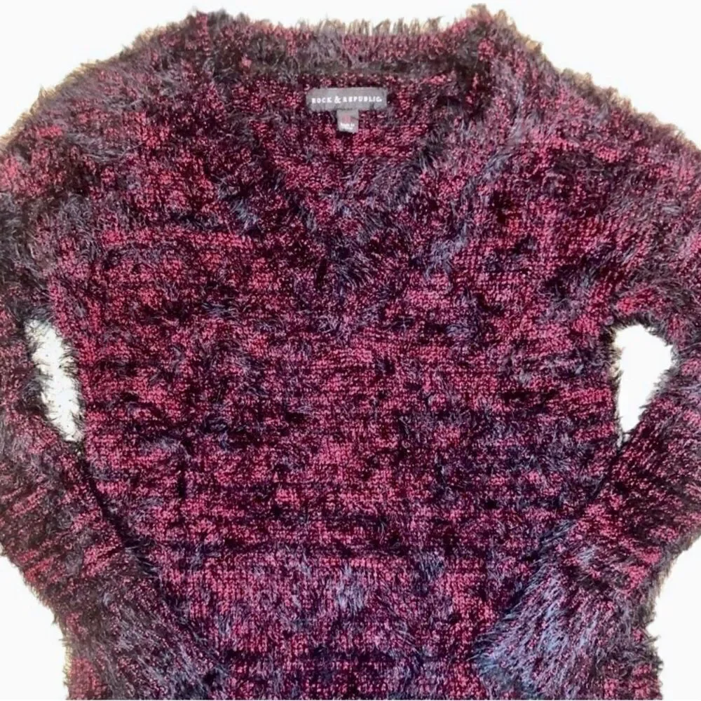 Rock and Republic Textured Metallic V Neck Sweater in Black/Burgundy Women’s M